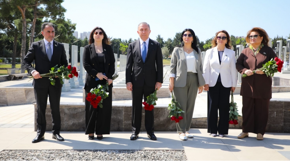 sumqayitin-deputatlari-polad-heshimovun-mezarini-ziyaret-etdi