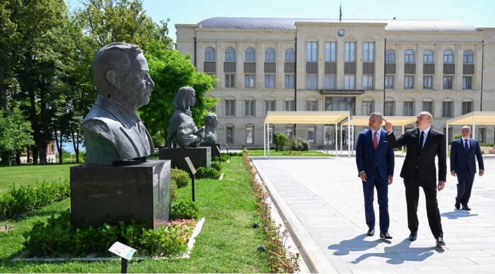 prezidentler-ilham-eliyev-ve-peter-pelleqrini-shushada-azerbaycanin-taninmish-shexsiyyetlerinin-ishgal-dovrunde-gullelenmish-bustlerine-baxiblar