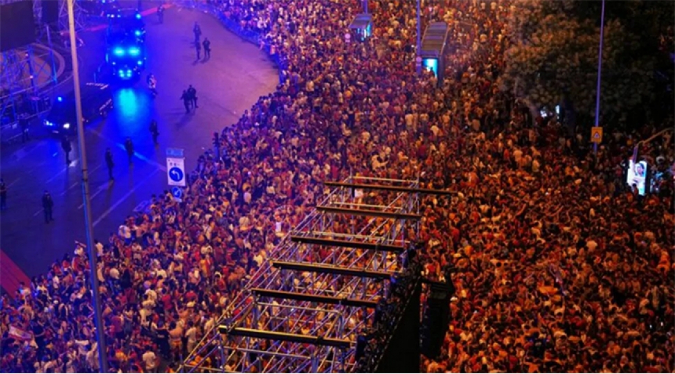 madrid-kuchelerinde-texminen-bir-milyon-nefer-ispaniya-millisinin-qelebesini-bayram-edib