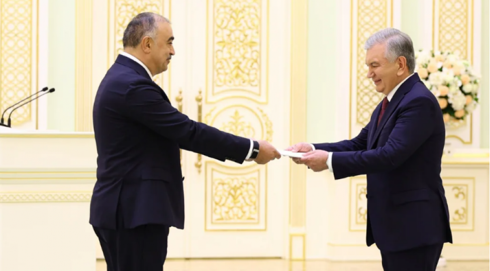 reshad-memmedov-etimadnamesini-shavkat-mirziyoyeve-teqdim-edib