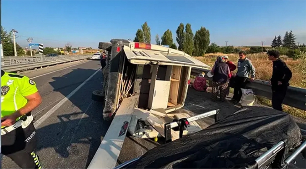 turkiyede-mikroavtobus-ashib-14-nefer-xesaret-alib