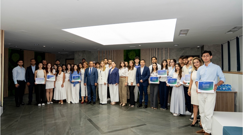 unec-in-20-telebesi-abb-nin-data-ve-suni-intellekt-sertifikasiya-proqramini-ugurla-basha-vurdu