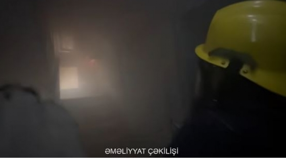 sumqayitda-yashayish-binasinda-yangin-olub-sakinler-texliye-edilib-video