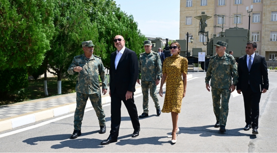 prezident-elahidde-umumqoshun-orduda-yeni-yaradilan-komando-herbi-hisselerine-doyush-bayraqlarinin-verilmesi-merasiminde-ishtirak-edib