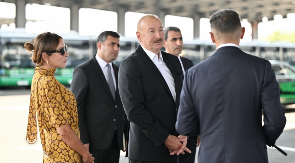 prezident-naxchivanda-elektrik-muherrikli-yeni-avtobuslara-baxib-demir-yolu-infrastrukturunda-aparilan-yenidenqurma-ishleri-ile-tanish-olub-foto