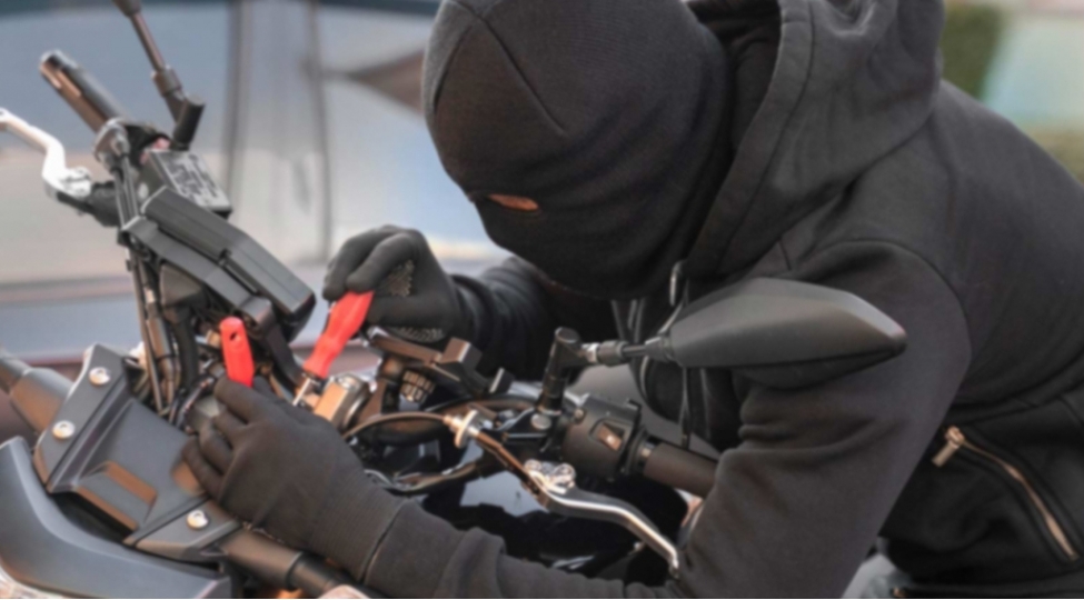 meishet-eshyalari-ve-moped-ogurlayan-shexsler-saxlaniliblar
