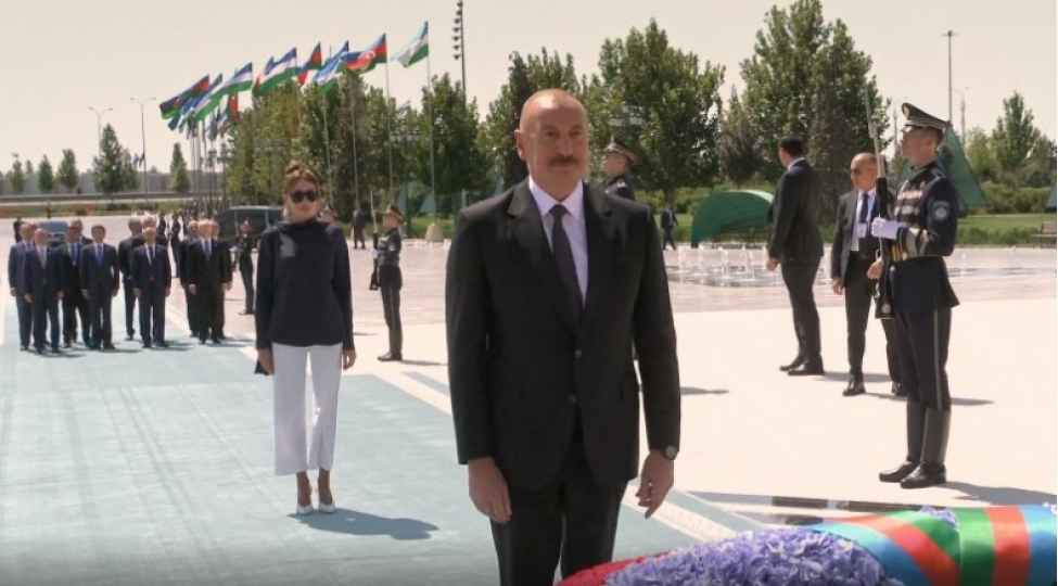 prezident-ilham-eliyev-dashkendde-musteqillik-abidesini-ziyaret-edib-video