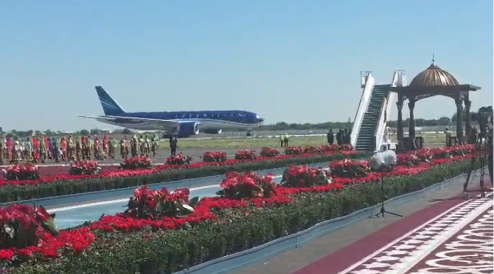 prezidentin-teyyaresi-buxara-aeroportuna-endi-video