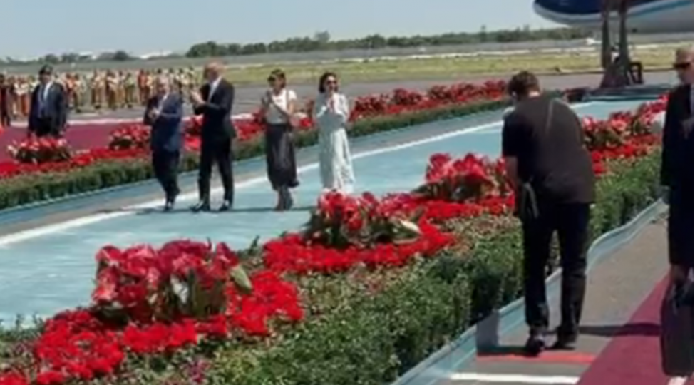 prezident-ilham-eliyev-ve-birinci-xanim-mehriban-eliyeva-paytaxt-dashkendden-buxaraya-gelibler-video