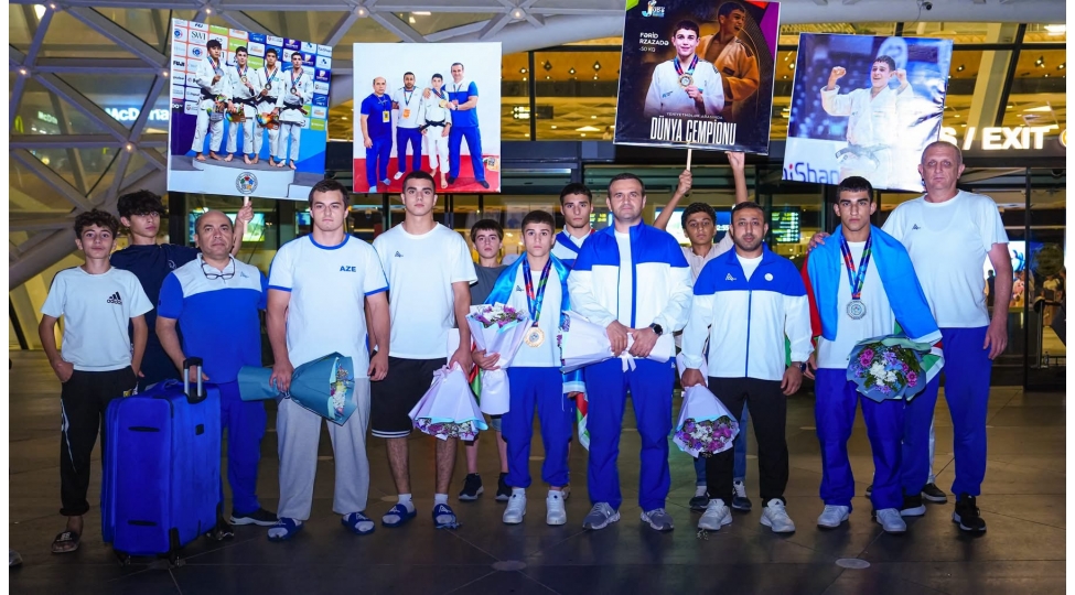 cudo-uzre-yeniyetmeler-arasinda-dunya-chempionatinda-iki-medal-qazanan-azerbaycan-milli-komandasi-vetene-qayidib-fotolar