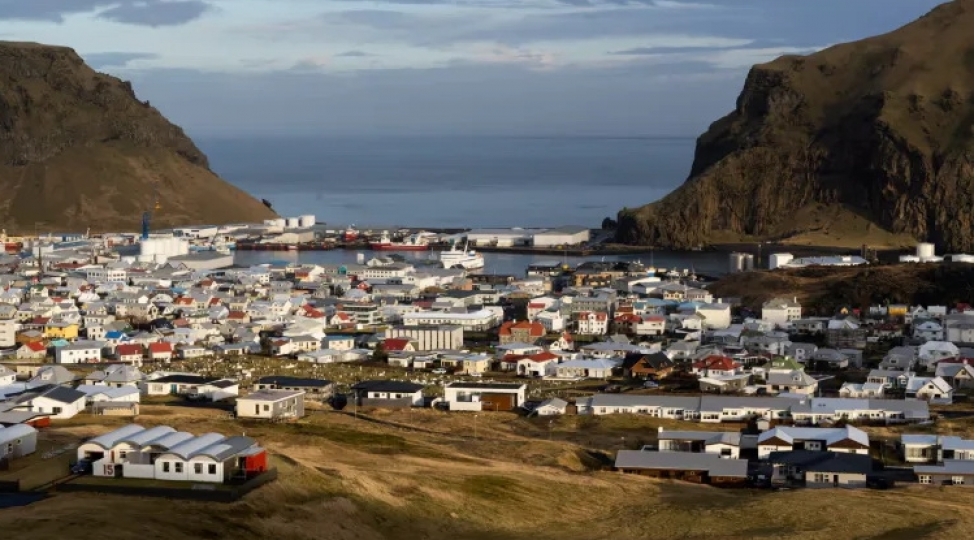 islandiyada-sakinlerin-50-den-choxu-ai-ye-uzvluk-danishiqlarinin-berpasini-destekleyir