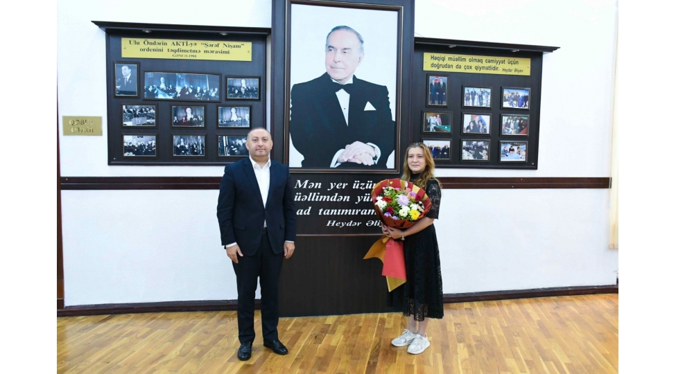 adau-rektoru-telebe-adini-qazanan-shehid-anasi-ile-gorushub
