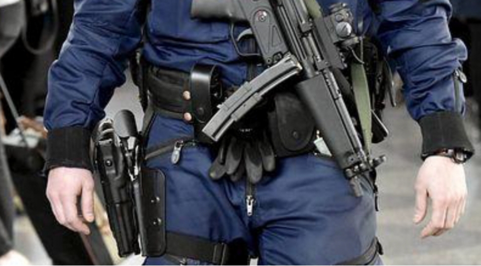 finlandiyada-polis-terefinden-guc-tetbiq-edilmesi-hallarinin-sayi-artir