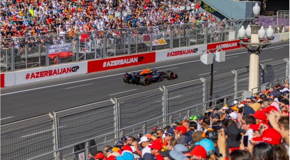 formula-1-azerbaycan-qran-prisi-uchun-yeni-tribuna-qurashdirilib