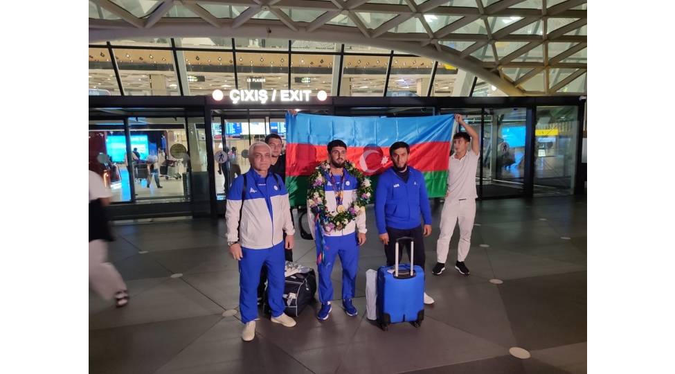 agirliqqaldirma-uzre-telebeler-arasinda-ilk-dunya-chempionumuz-tehran-memmedov-vetene-qayidib