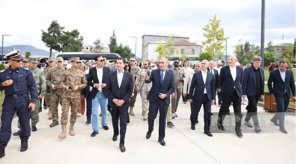 xarici-diplomatlar-qarabag-universitetinin-fealiyyeti-ile-tanish-olublar