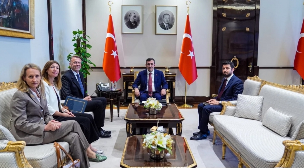 cevdet-yilmazla-azerbaycanin-turkiyedeki-sefiri-ermenistanla-normallashmani-muzakire-edib