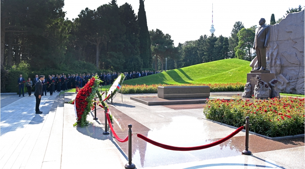 socar-in-kollektivi-fexri-xiyabani-ve-shehidler-xiyabanini-ziyaret-edib-foto-4