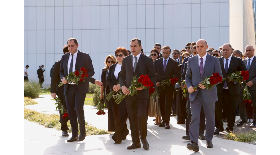 adra-kollektivi-27-sentyabr-anim-gunu-ile-elaqedar-zefer-abidesini-ziyaret-edib