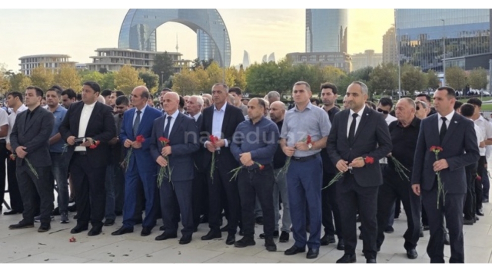 27-sentyabr-anim-gunu-ile-elaqedar-milli-aviasiya-akademiyasinin-professor-muellim-heyeti-ve-telebeleri-zefer-parkini-ziyaret-edibler