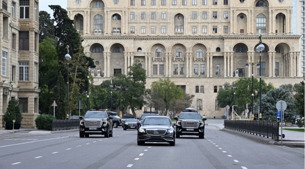 prezident-ilham-eliyev-sukan-arxasinda-ramzan-kadirov-ile-birlikde-ag-shehere-dogru-hereket-edib-foto