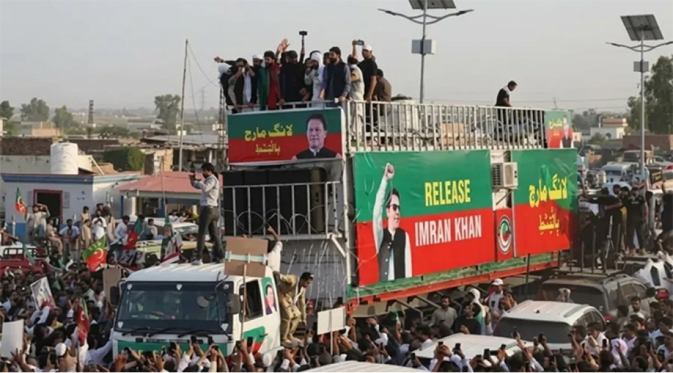 pakistanin-bir-eyaletinde-imran-xanin-terefdarlarinin-etirazlari-fonunda-fovqelade-veziyyet-elan-edilib