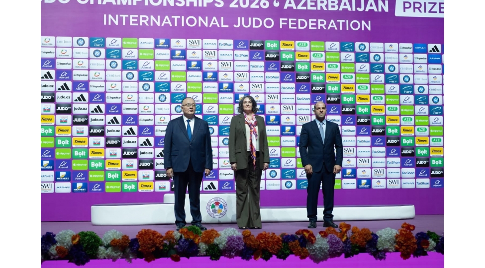 cudo-uzre-boyukler-arasinda-dunya-chempionati-cherchivesinde-beynelxalq-cudo-federasiyasinin-ijf-bayraginin-tehvil-teslim-merasimi-kechirilib