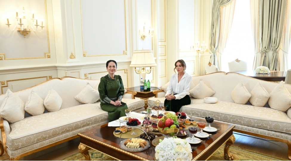 azerbaycanin-ve-kambocanin-birinci-xanimlari-gorushubler-video