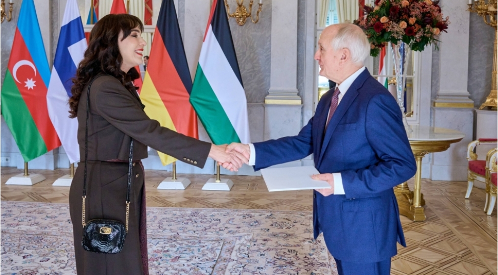 azerbaycanin-macaristandaki-yeni-sefiri-etimadnamesini-teqdim-edib