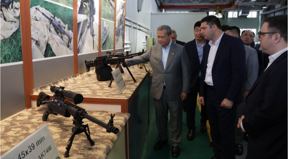 kambocanin-bash-naziri-mudafie-senayesi-nazirliyinin-muessiselerini-ziyaret-edib