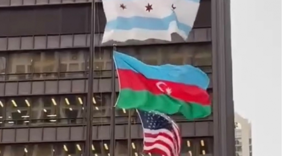 chikaqonun-merkezinde-azerbaycan-bayragi-ucaldilib