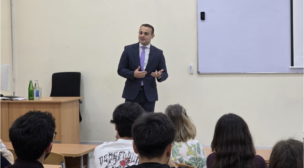 oksford-universitetinin-mezunu-genc-mutexessis-tau-telebelerine-seminar-kechib