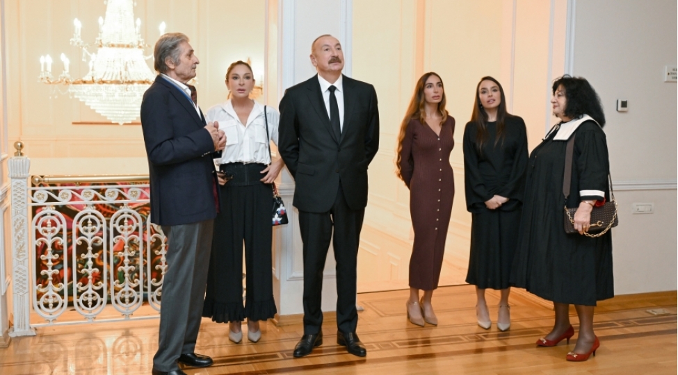prezident-ilham-eliyev-birinci-xanim-mehriban-eliyeva-ve-aile-uzvleri-menim-absheronum-uste-gel-adli-retrospektiv-sergi-ile-tanish-olublar