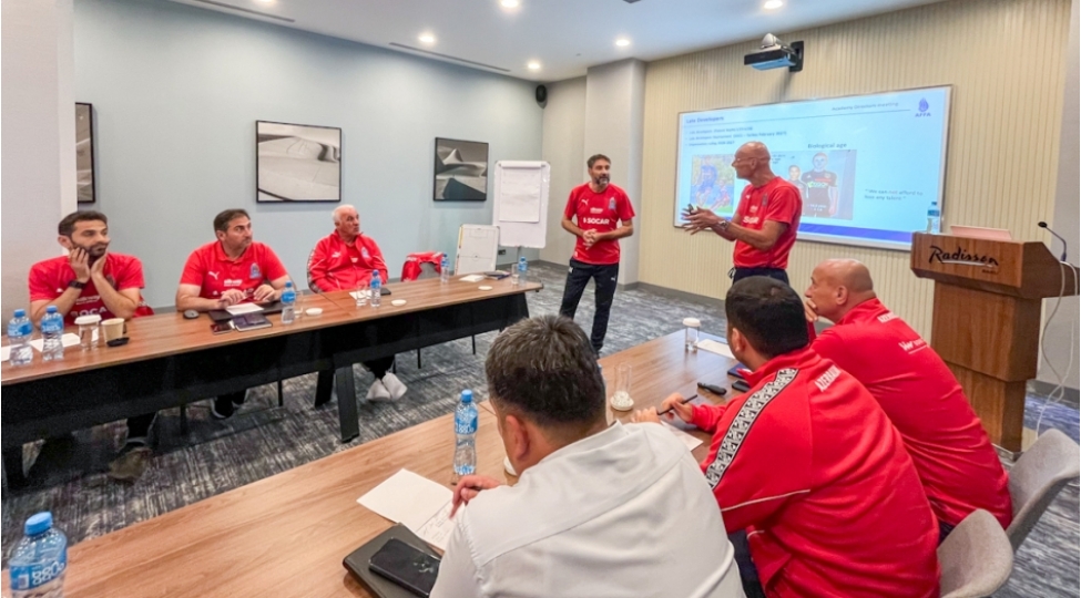affa-futbol-klublari-ile-emekdashligin-genishlendirilmesini-muzakire-edib